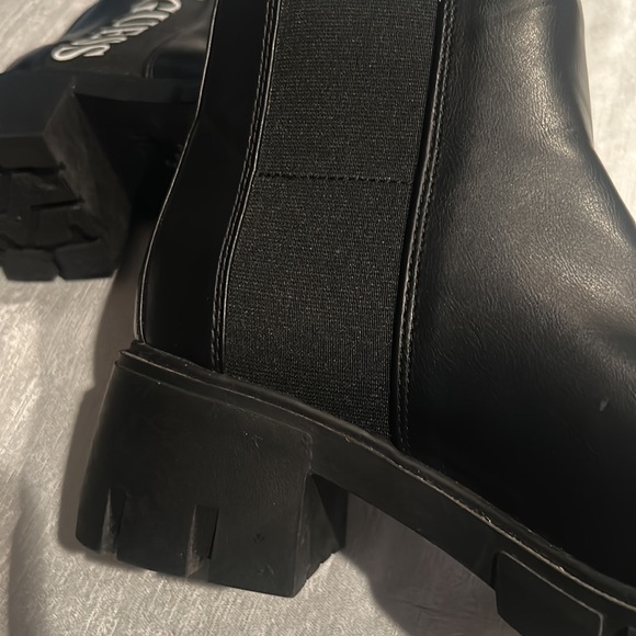 Guess Women’s Leather Ankle Moto Combat Boot w/ Chunky Heel Size 7 Like new - Picture 7 of 15